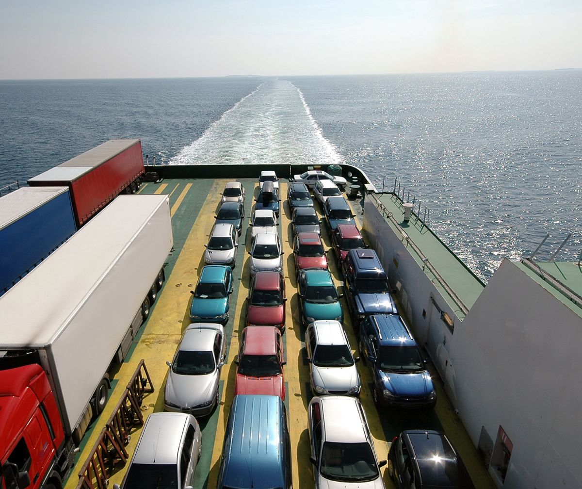 Autos und LKW auf einer Autofähre Autos und LKW auf einer Autofähre© Shutterstock/Lars Christensen
