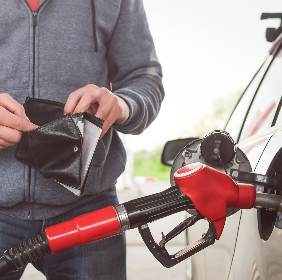 Steigende Kosten beim Tanken Steigende Kosten beim Tankenn_defender/Shutterstock