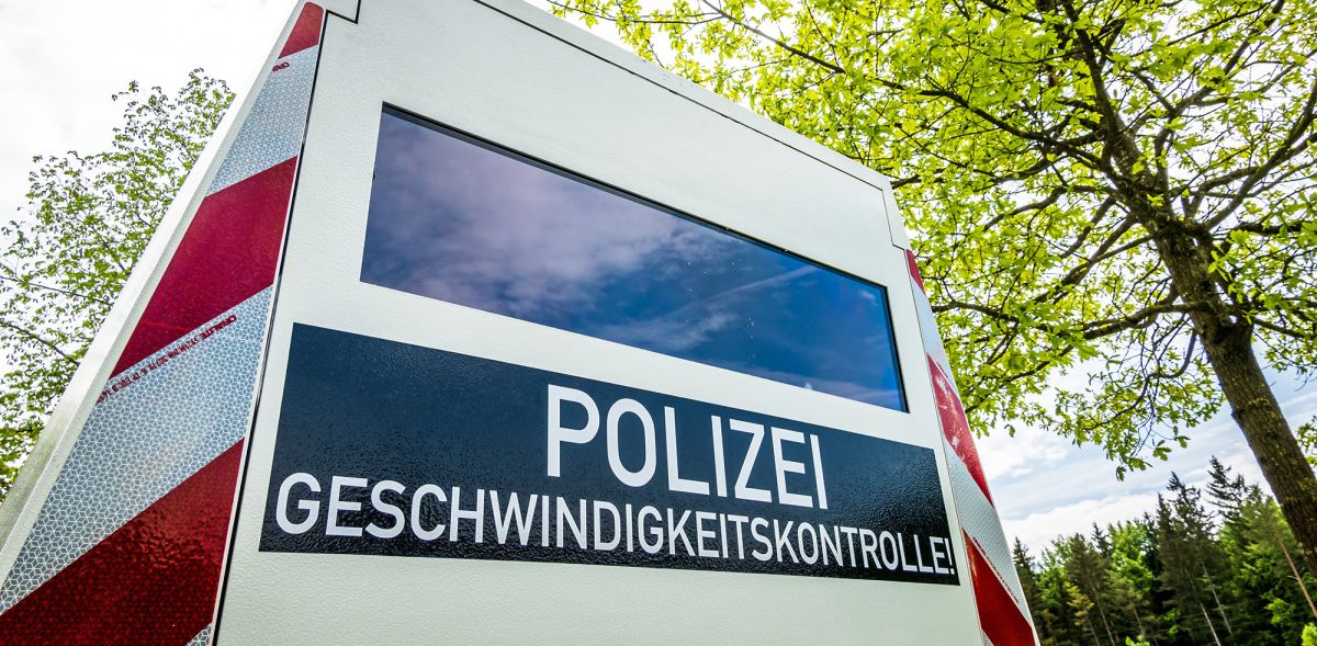Geschwindigkeitsmessung durch die Polizei Geschwindigkeitsmessung durch die PolizeiFooTToo/Shutterstock