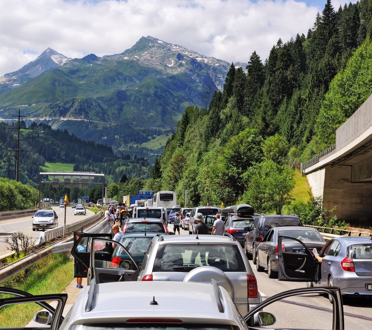AvD Pressemeldung - Stauprognose: volle Autobahnen am Wochenende AvD Pressemeldung - Stauprognose: volle Autobahnen am WochenendeCopyright (c) 2013 Ppictures/Shutterstock. No use without permission. (Photographer)