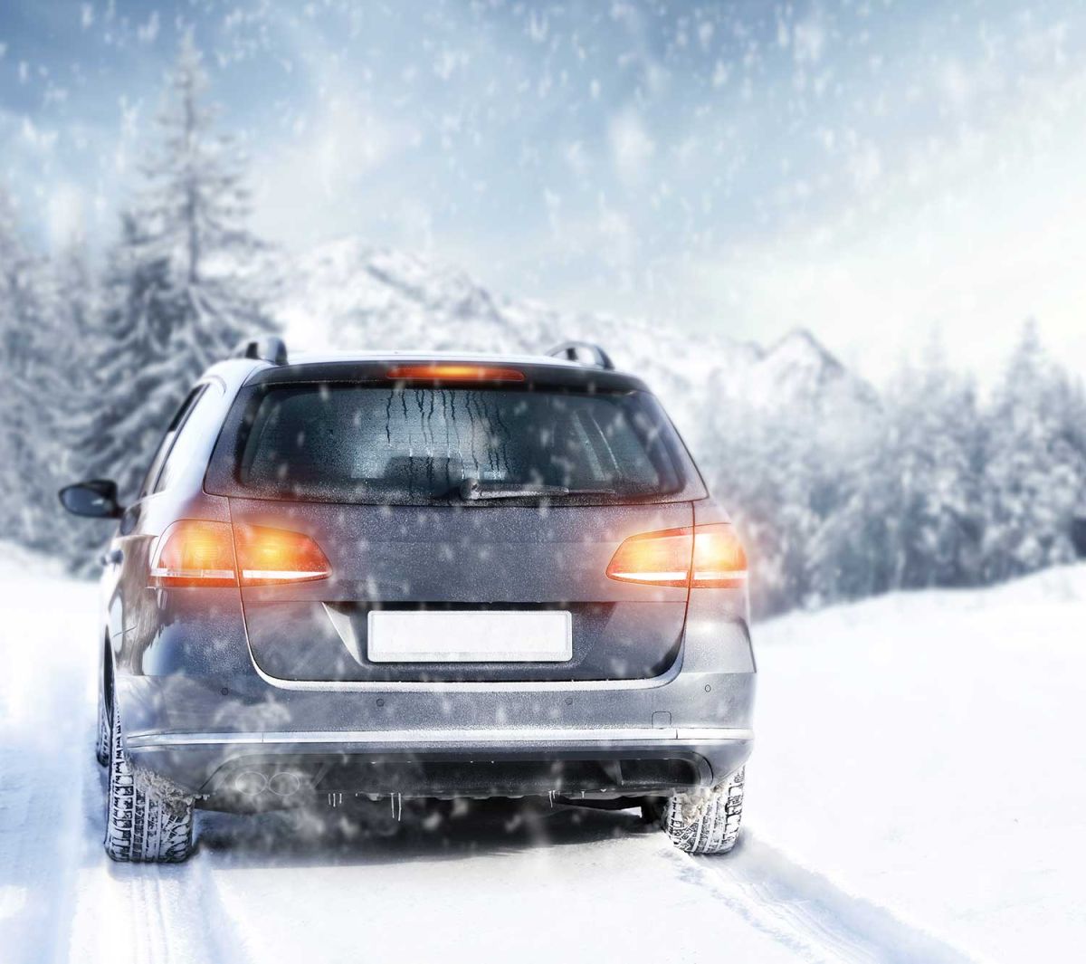 Auto im Schnee - Jetzt Winterreifen kaufen©magdal3na - stock.adobe.com (Photographer)