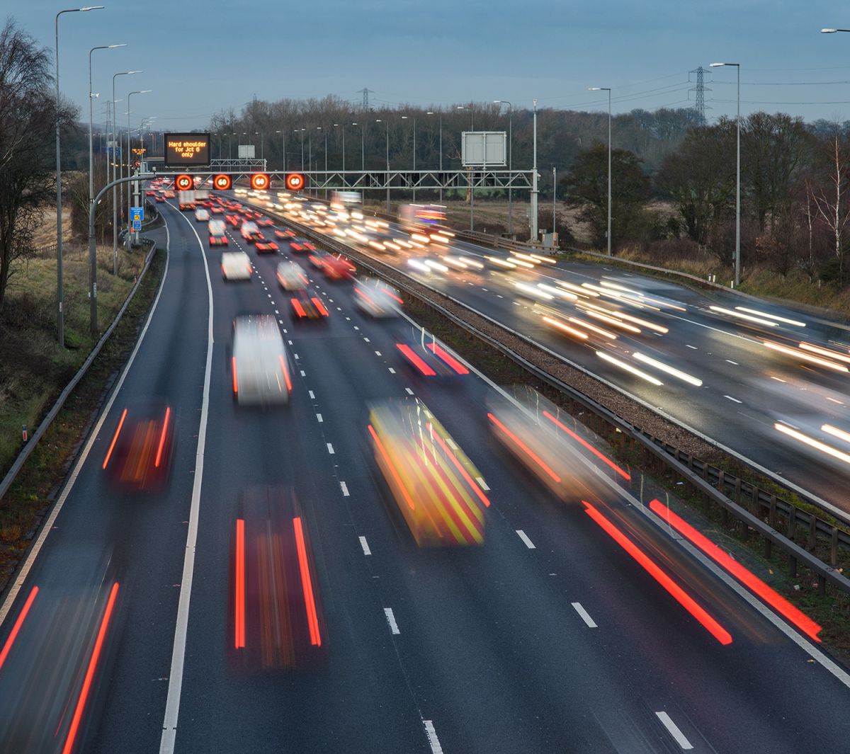 Eine Autobahn in Langzeitbelichtung mit den Fahrzeuglichtern als langgezogene Leuchtspuren Eine Autobahn in Langzeitbelichtung mit den Fahrzeuglichtern als langgezogene Leuchtspuren© Matt Rakowski/Shutterstock