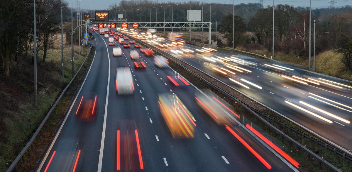 Eine Autobahn in Langzeitbelichtung mit den Fahrzeuglichtern als langgezogene Leuchtspuren Eine Autobahn in Langzeitbelichtung mit den Fahrzeuglichtern als langgezogene Leuchtspuren© Matt Rakowski/Shutterstock