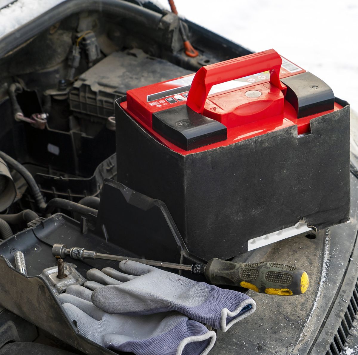 Eine neue Autobatterie wird im Winter eingebautAleksei Marinchenko/Shutterstock