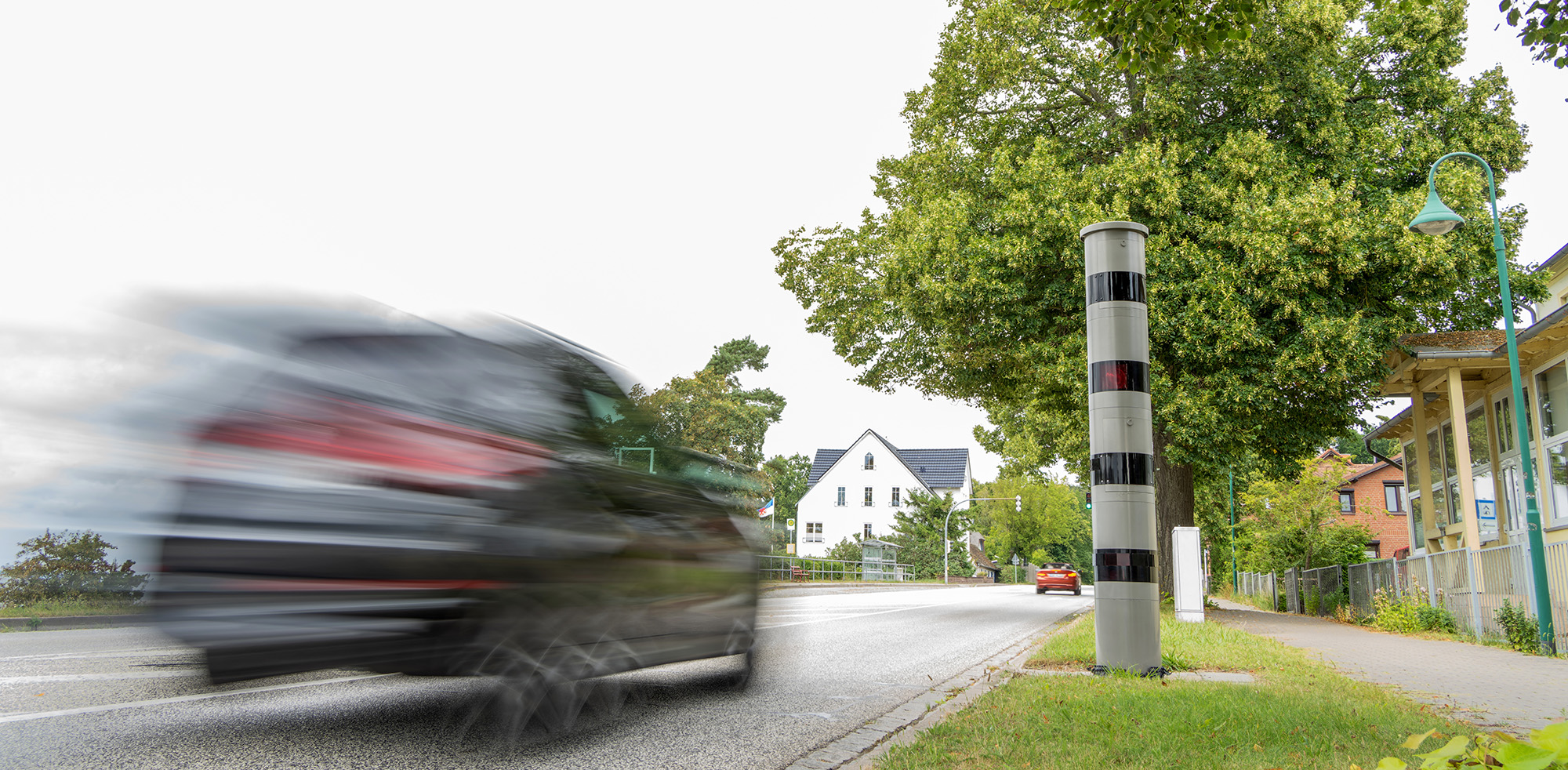 Auto fährt an Radarfalle vorbei © Heide Pinkall/Shutterstock