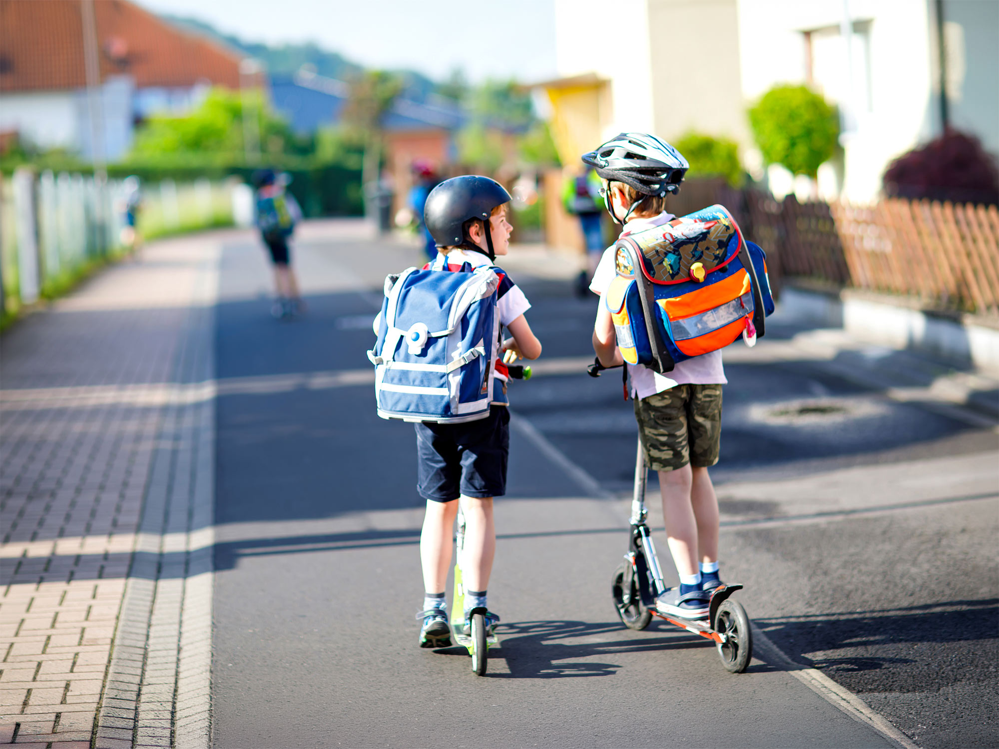 Kinder fahren mit dem E-Scooter zur Schule Kinder fahren mit dem E-Scooter zur Schule© shutterstock - Irina WS