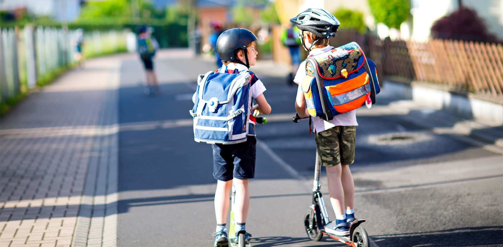 Kinder fahren mit dem E-Scooter zur Schule Kinder fahren mit dem E-Scooter zur Schule© shutterstock - Irina WS