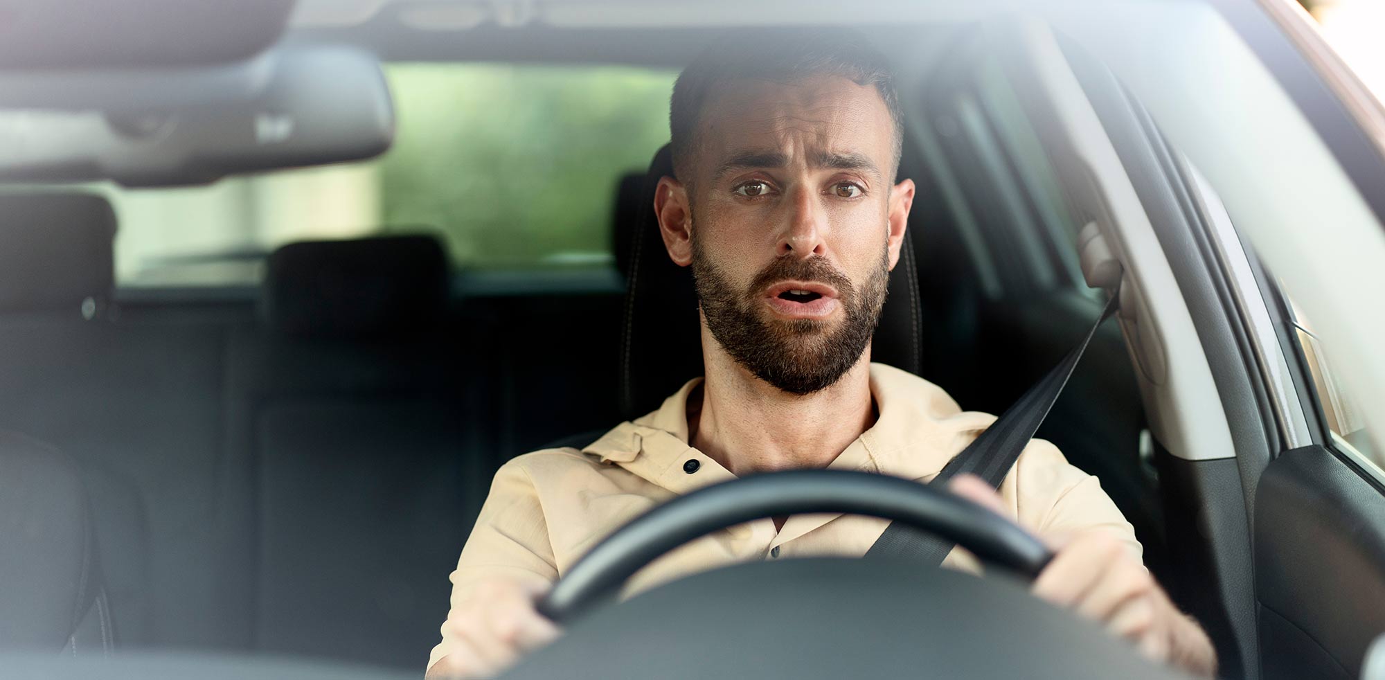 AvD Artikel - Gestresster Mann sitzt hinter dem Steuer eines Wagens. AvD Artikel - Gestresster Mann sitzt hinter dem Steuer eines Wagens.Copyright (c) 2022 AYO Production/Shutterstock. No use without permission. (Photographer)