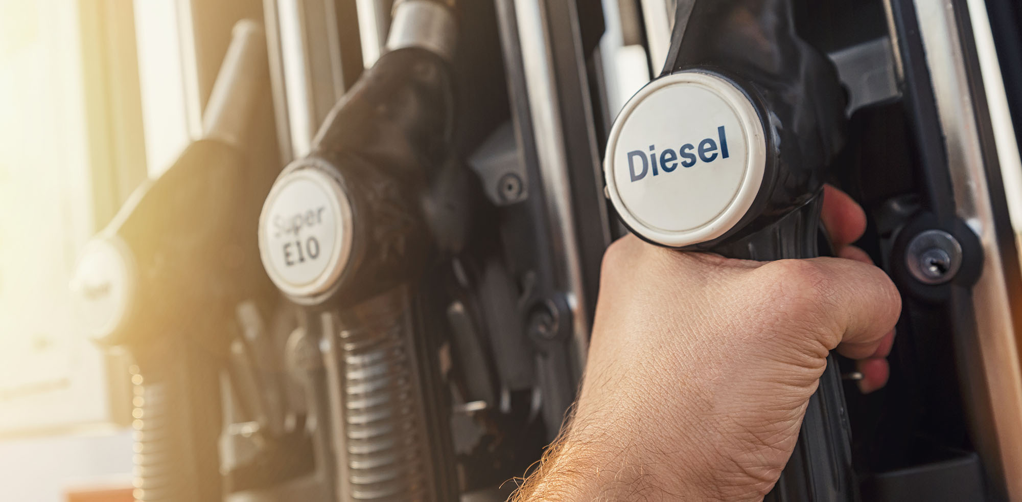 AvD Artikel - Abbildung einer Tankstelle mit den Kraftstoffen Diesel und Benziner AvD Artikel - Abbildung einer Tankstelle mit den Kraftstoffen Diesel und BenzinerCopyright (c) 2023 r.classen/Shutterstock. No use without permission. (Photographer)
