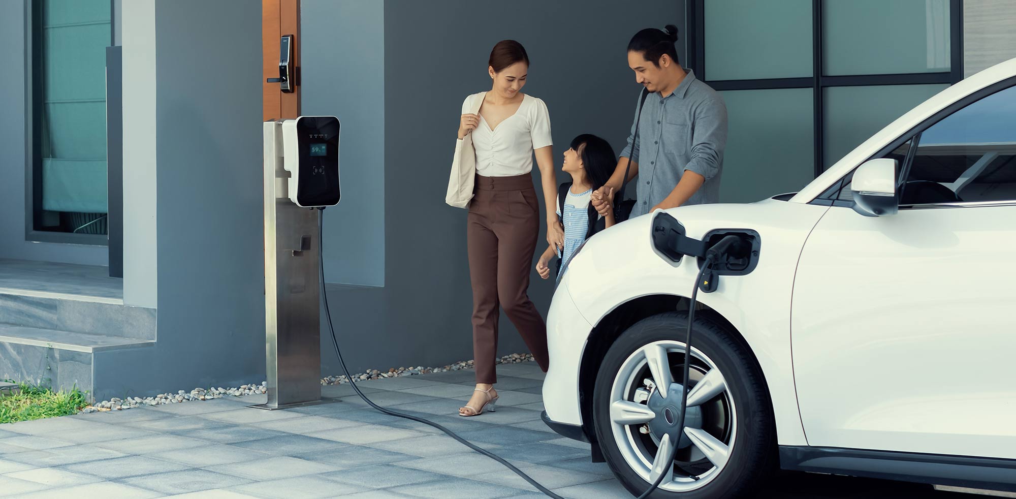 AvD Artikel - Eine Familie lädt das Auto daheim in der Garage auf.Copyright (c) 2023 Owlie Productions/Shutterstock. No use without permission. (Photographer)