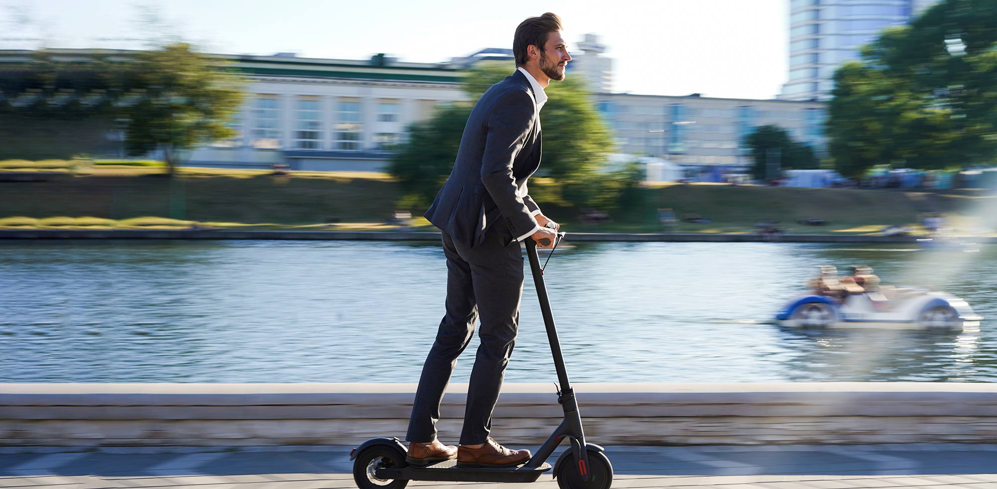 AvD Artikel - Mann fährt mit seinen E-Scooter zur Arbeit.Copyright (c) 2019 OPOLJA/Shutterstock. No use without permission. (Photographer)