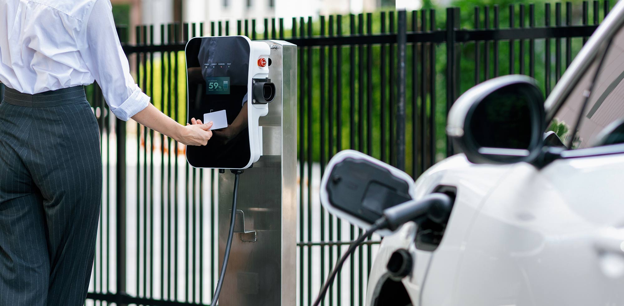 AvD Artikel - Frau bezahlt die Kosten für das Aufladen ihres E-Autos. AvD Artikel - Frau bezahlt die Kosten für das Aufladen ihres E-Autos.Copyright (c) 2023 Owlie Productions/Shutterstock. No use without permission. (Photographer)