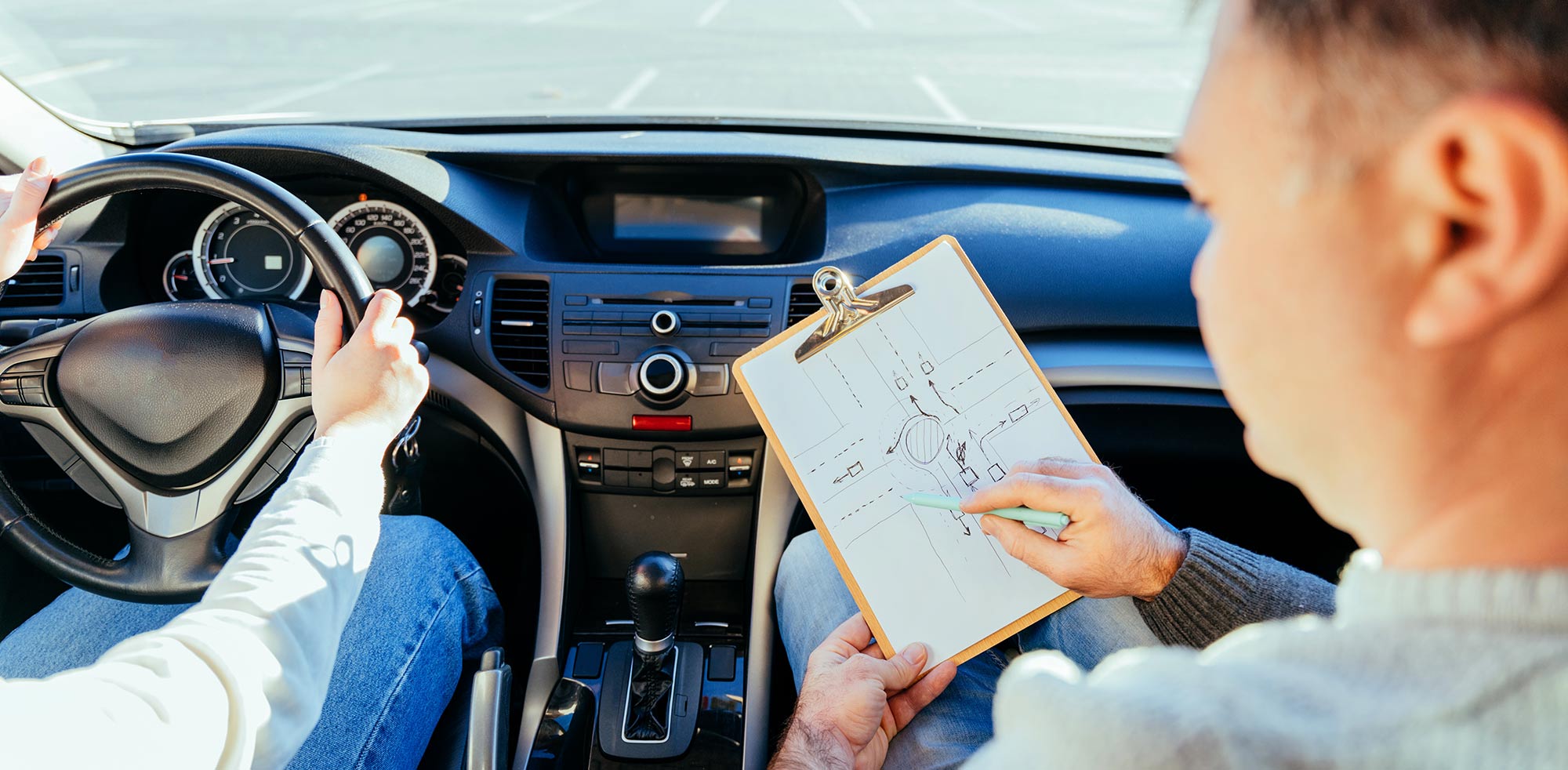 AvD Artikel - Fahrschulauto und ein Fahrsch&uuml;ler Fahren durch die Stadt.