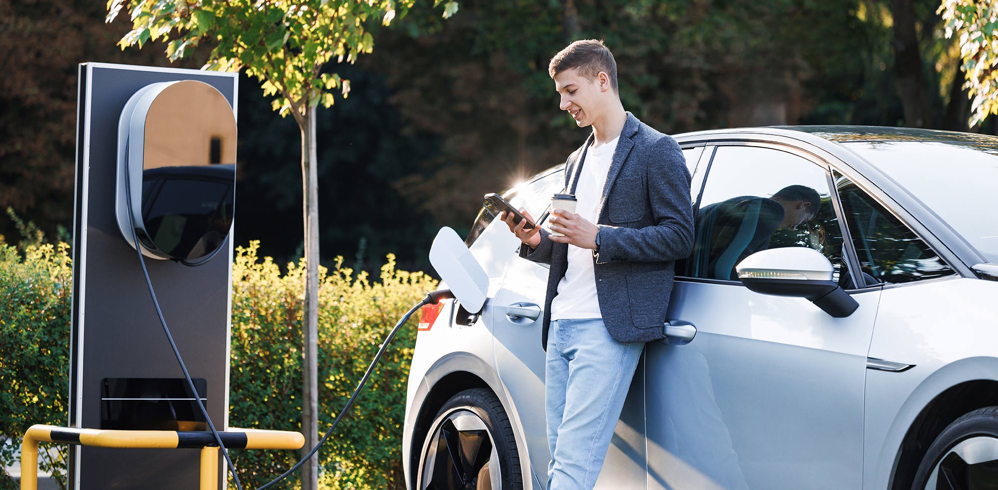 AvD Artikel - Mann Lädt seinen Auto an einer Schnellladestation.Copyright (c) 2023 mpohodzhay/Shutterstock. No use without permission. (Photographer)