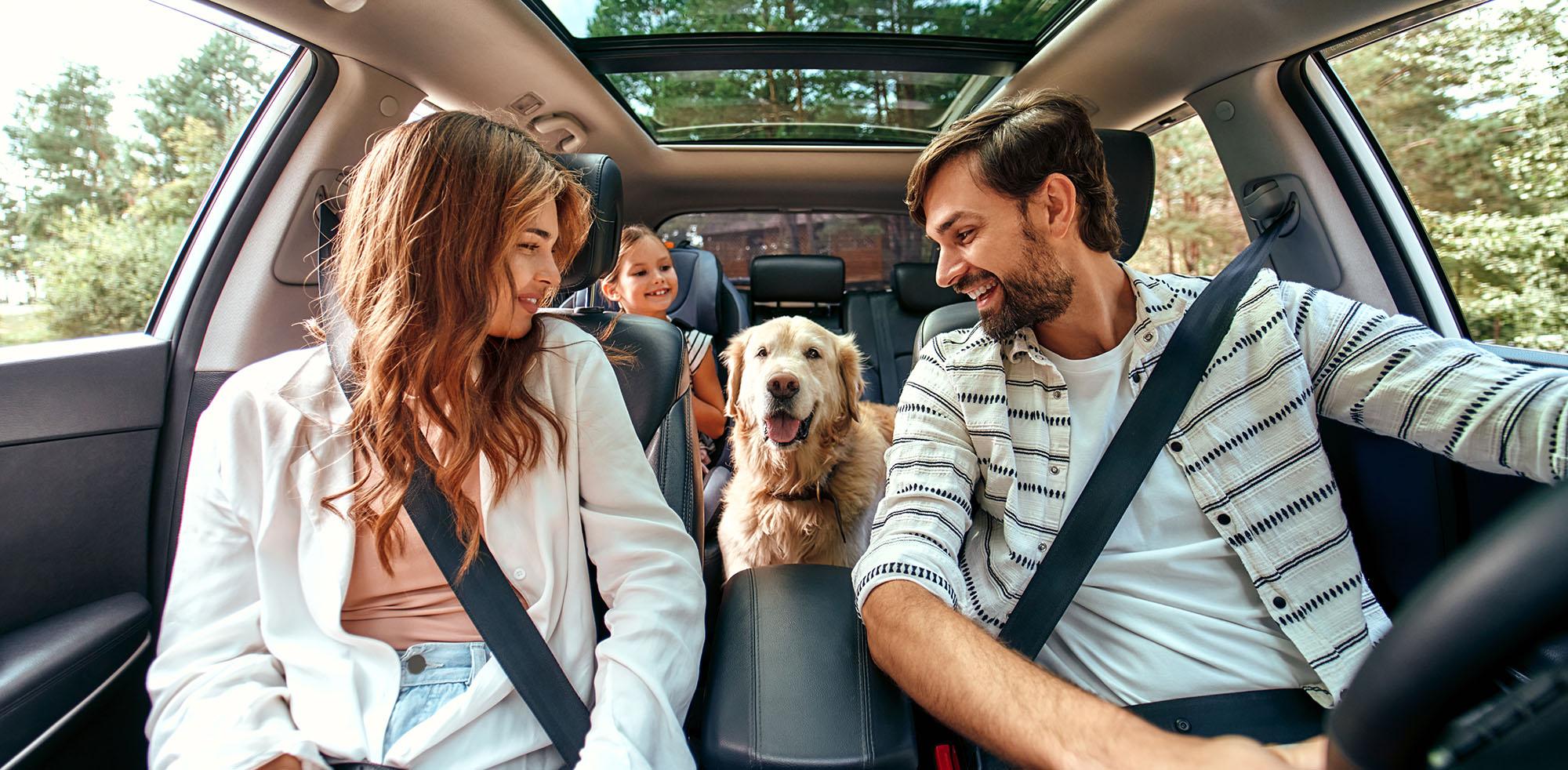 AvD Artikel - Hund sitzt mit der Familie im Auto zusammen.Copyright (c) 2023 ORION PRODUCTION/Shutterstock. No use without permission. (Photographer)