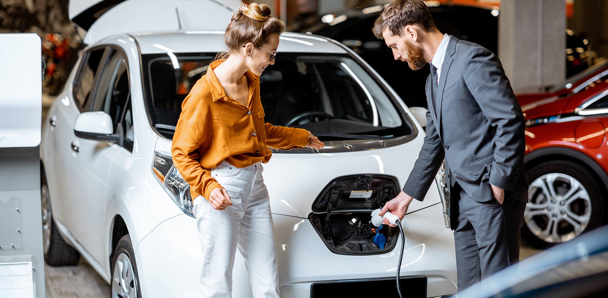 AvD Artikel - Frau kauft sich ein Ladekabel für Ihr E AutoCopyright (c) 2019 RossHelen/Shutterstock. No use without permission. (Photographer)