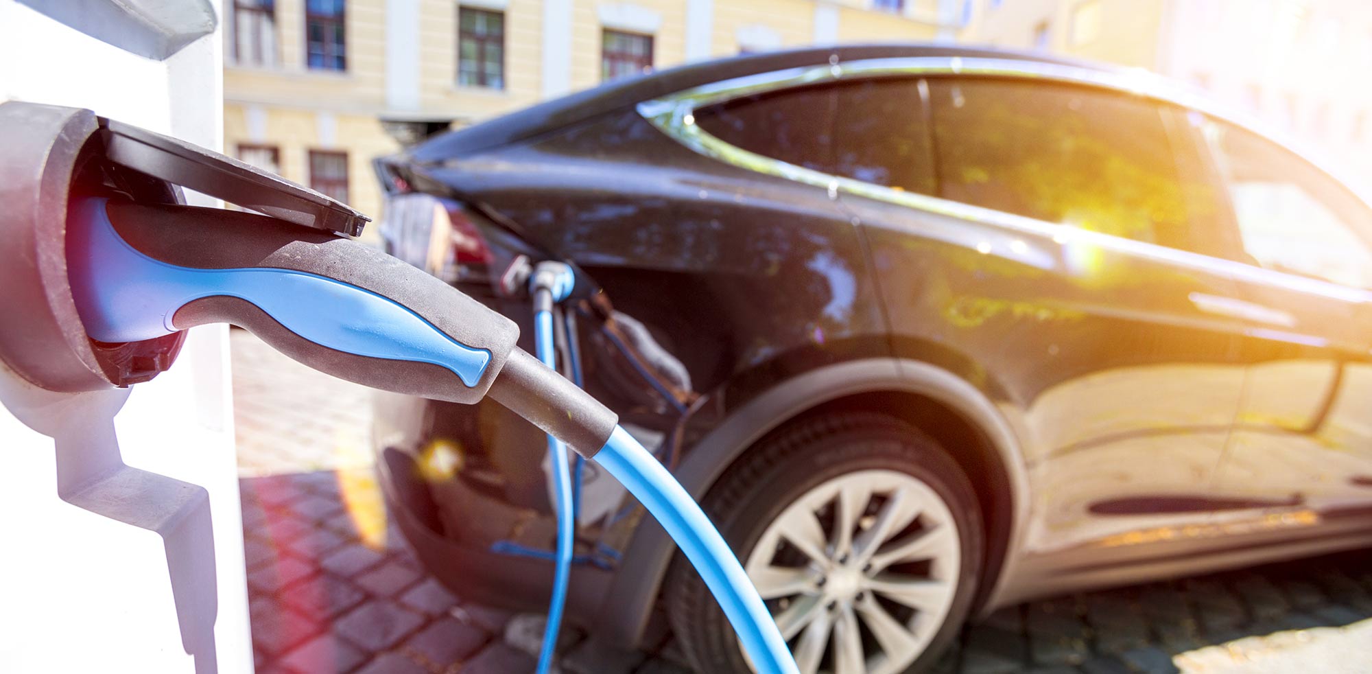 AvD Artikel - E Auto wird an der Schnellladestation aufgeladen. AvD Artikel - E Auto wird an der Schnellladestation aufgeladen.Copyright (c) 2017 moreimages/Shutterstock. No use without permission. (Photographer)