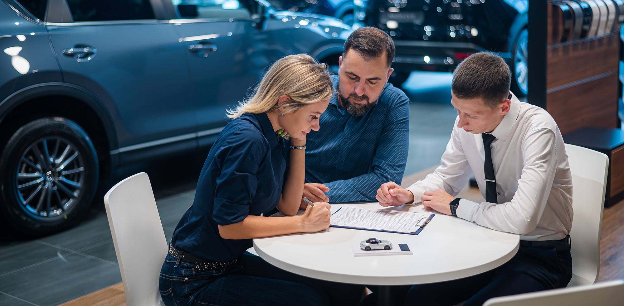 AvD Artikel - Paar bekommt eine Garantie für die E-Auto Batterie übergeben.