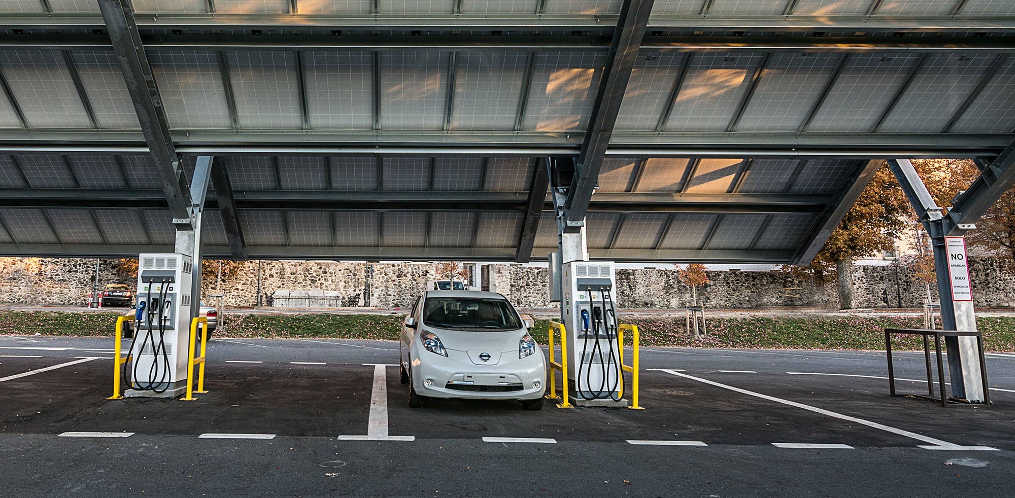 AvD Artikel - E-Auto wird im Schatten geparkt.
