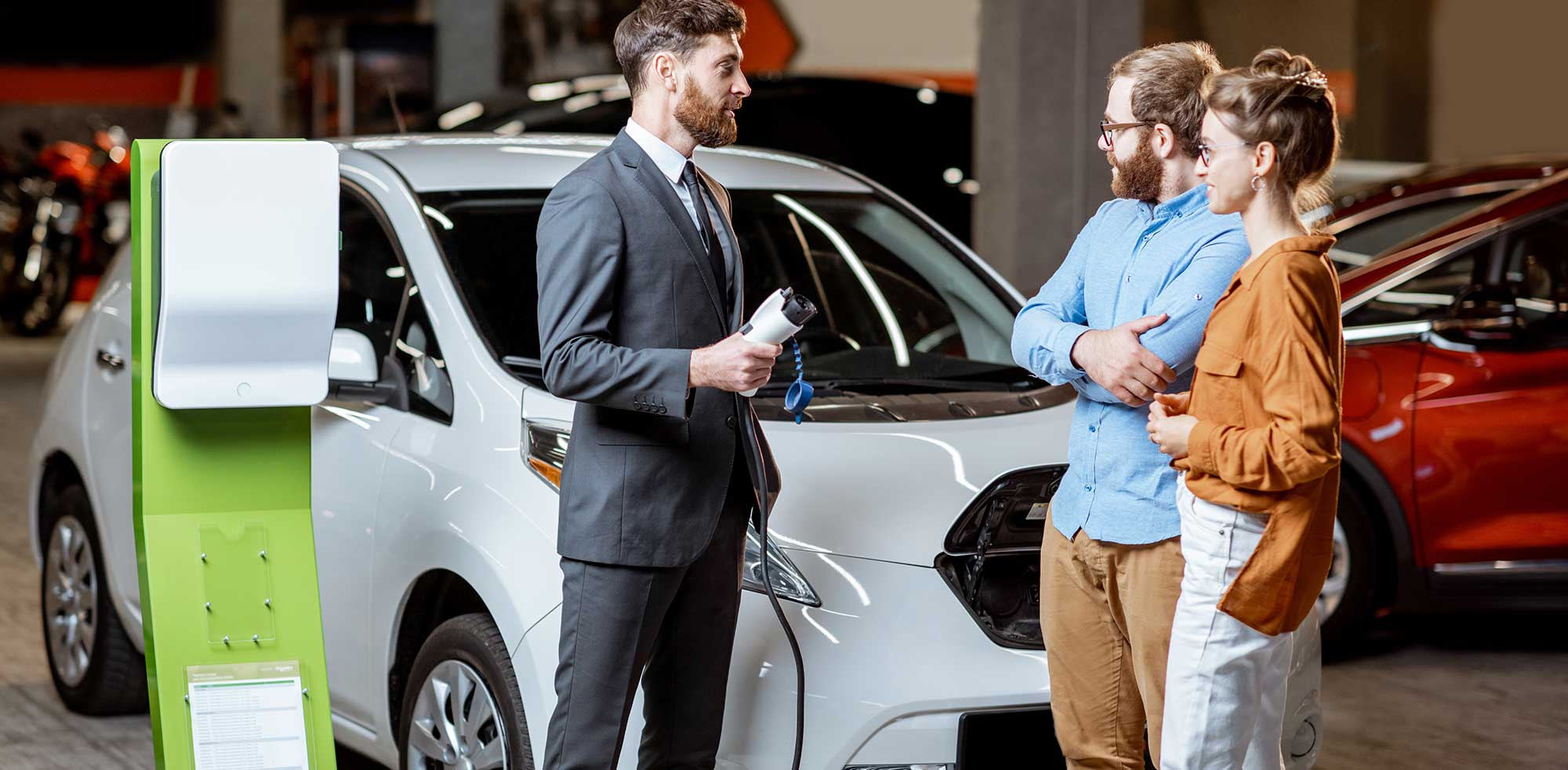 AvD Artikel - Paar kauft ein Elektroauto.
