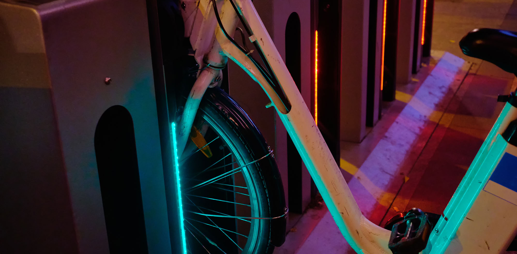 E-Bike ist an einer Ladestation zum Aufladen.Copyright (c) 2023 Sandronize/Shutterstock. No use without permission. (Photographer)