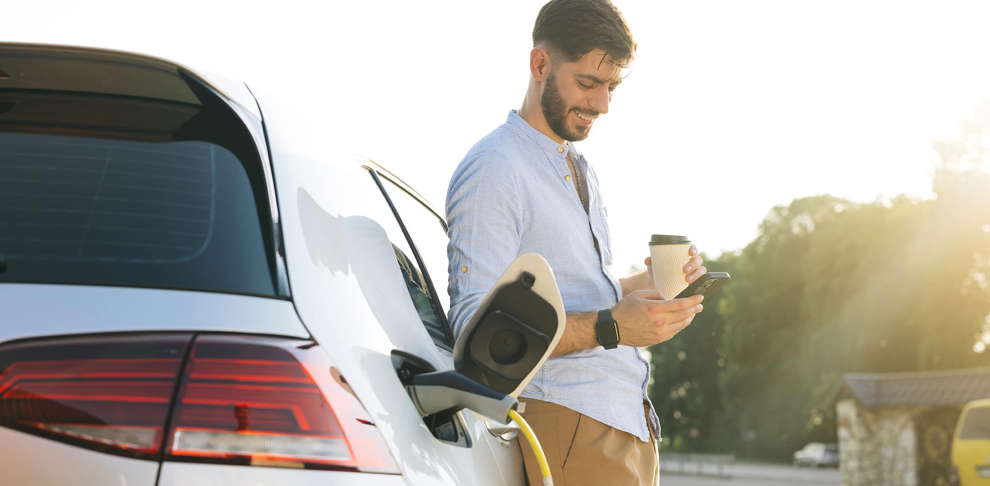 AvD Artikel - Mann tankt E Auto an einer SchnellladestationCopyright (c) 2022 mpohodzhay/Shutterstock. No use without permission. (Photographer)