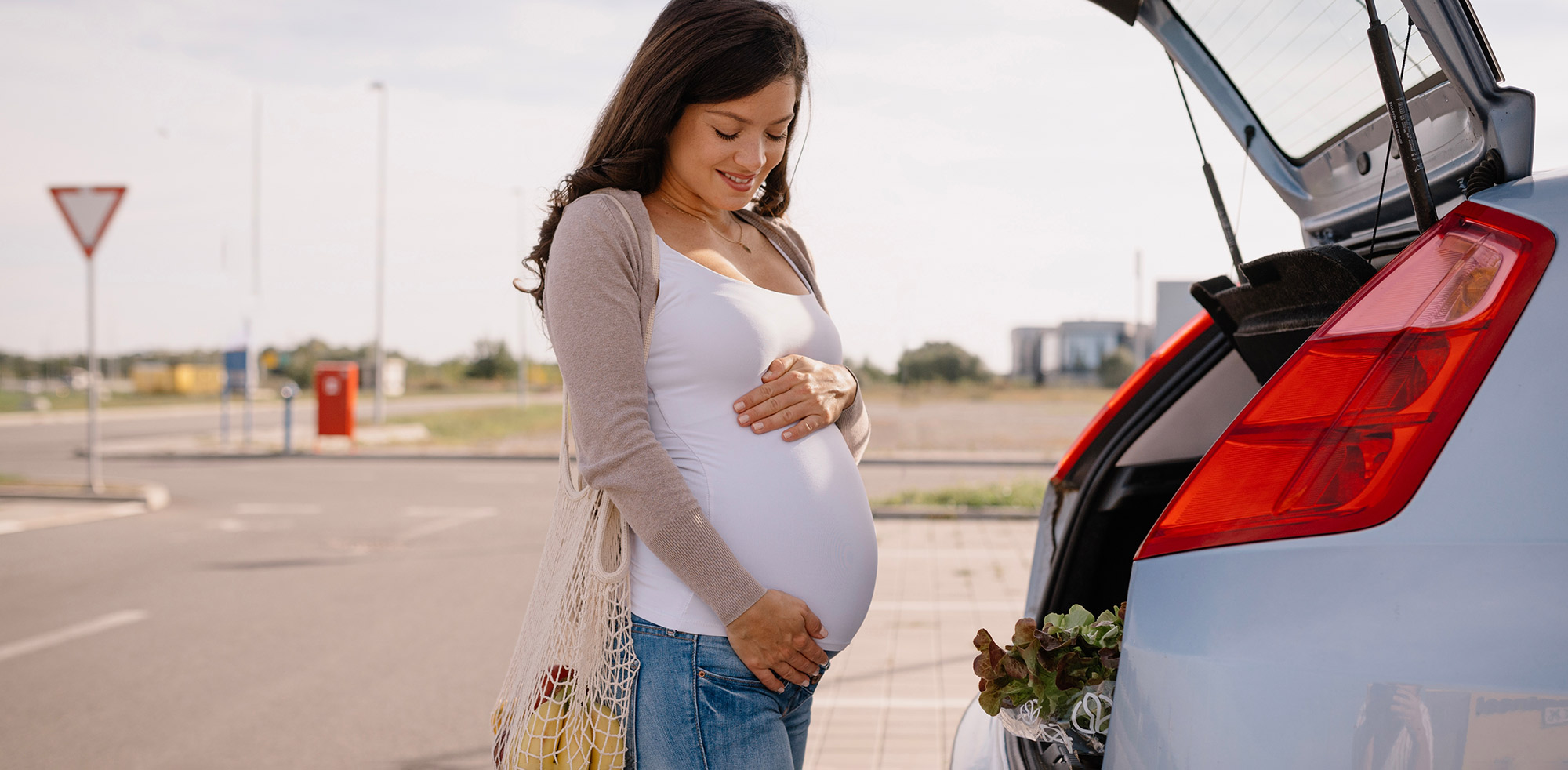 AvD Artikel - Schwanger autofahren – Tipps für werdende Mütter AvD Artikel - Schwanger autofahren – Tipps für werdende MütterCopyright (c) 2022 Pavle Bugarski/Shutterstock. No use without permission. (Photographer)