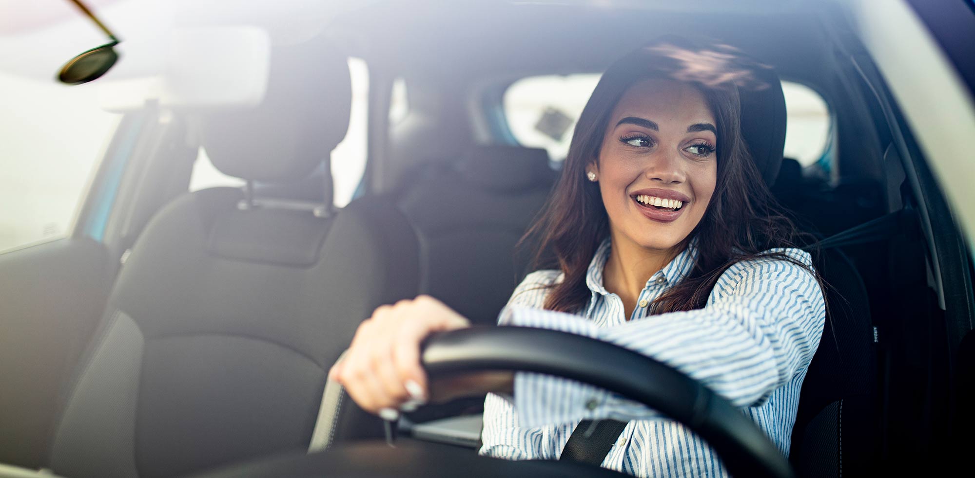 AvD Artikel - Frau fährt mit einem Auto durch eine Landschaft.Copyright (c) 2020 Dragana Gordic/Shutterstock. No use without permission. (Photographer)