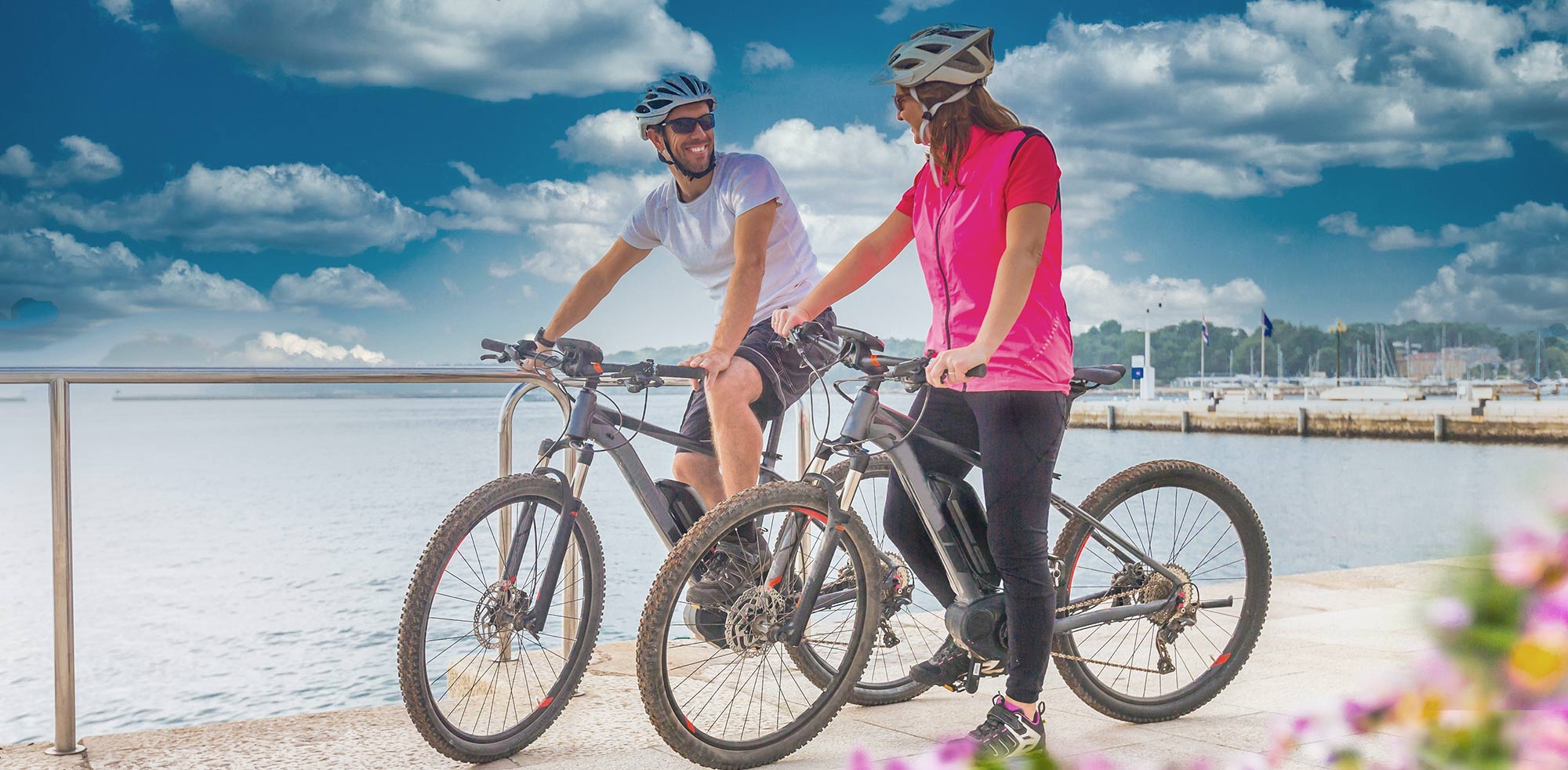 AvD Artikel - Mann fährt mit seinem Fahrrad und seine Frau fährt mit einem E-Bike durch die Gegend. AvD Artikel - Mann fährt mit seinem Fahrrad und seine Frau fährt mit einem E-Bike durch die Gegend.Copyright (c) 2023 moreimages/Shutterstock. No use without permission. (Photographer)