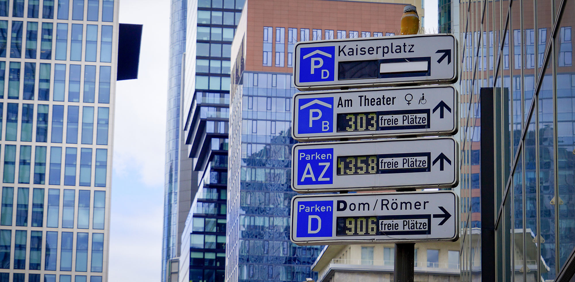 AvD Pressemeldung - AvD gegen Abschaffung von Parkplätzen in Frankfurt AvD Pressemeldung - AvD gegen Abschaffung von Parkplätzen in FrankfurtCopyright (c) 2022 4kclips/Shutterstock. No use without permission. (Photographer)
