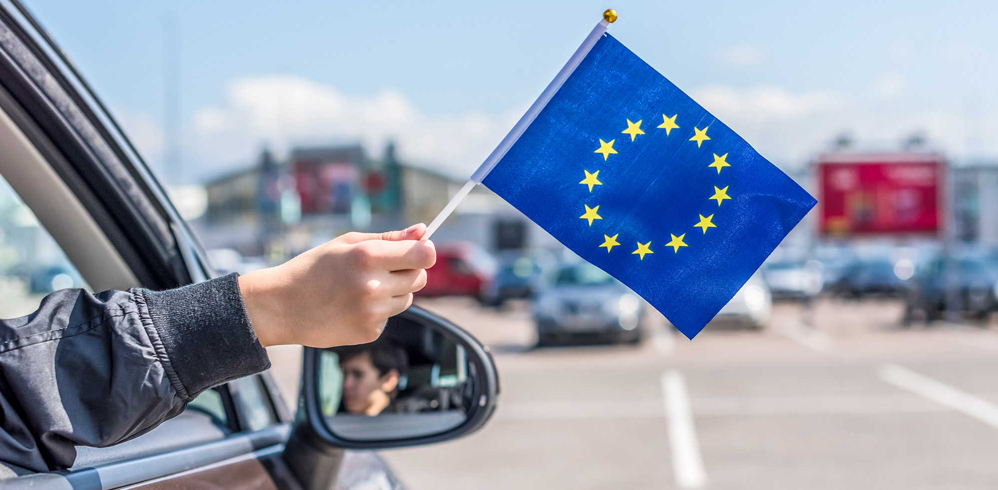 EU-Fahne wird vom Autofenster aus geschwenktFTiare/Shutterstock