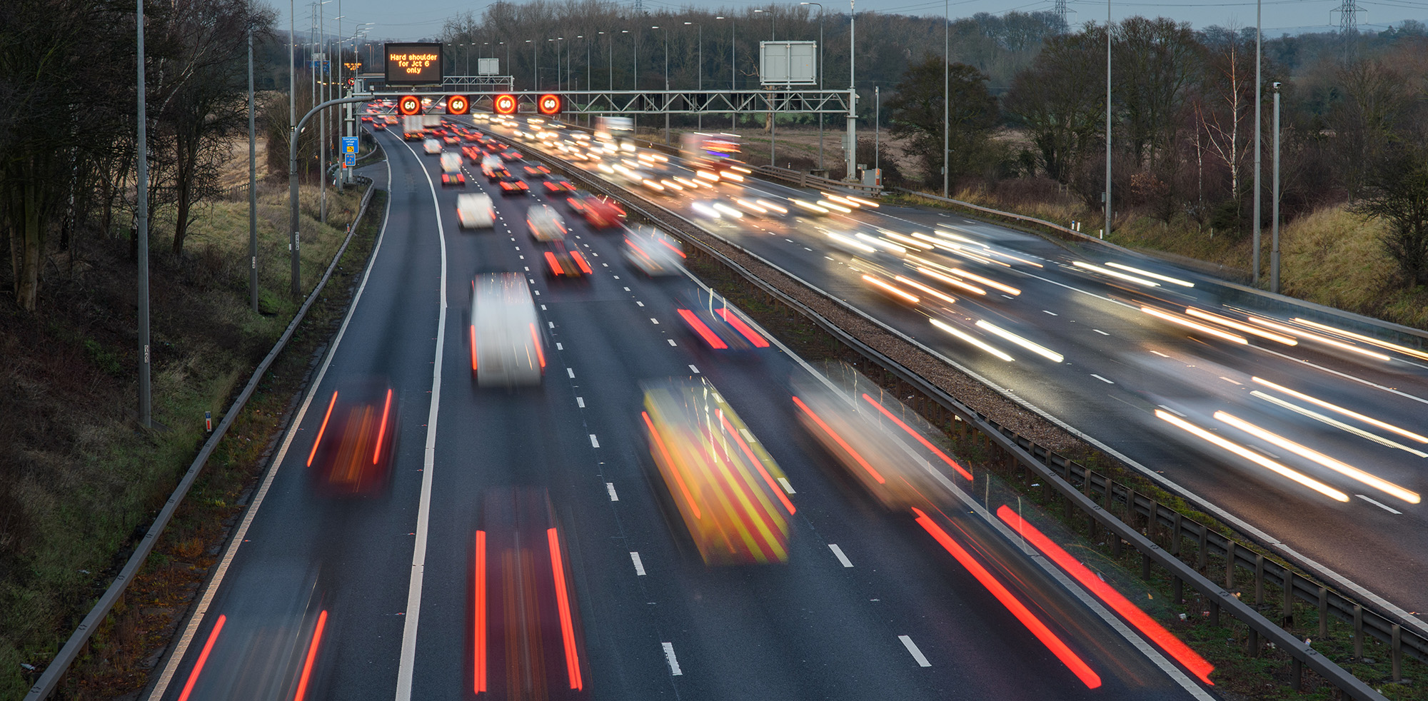 Eine Autobahn in Langzeitbelichtung mit den Fahrzeuglichtern als langgezogene Leuchtspuren© Matt Rakowski/Shutterstock