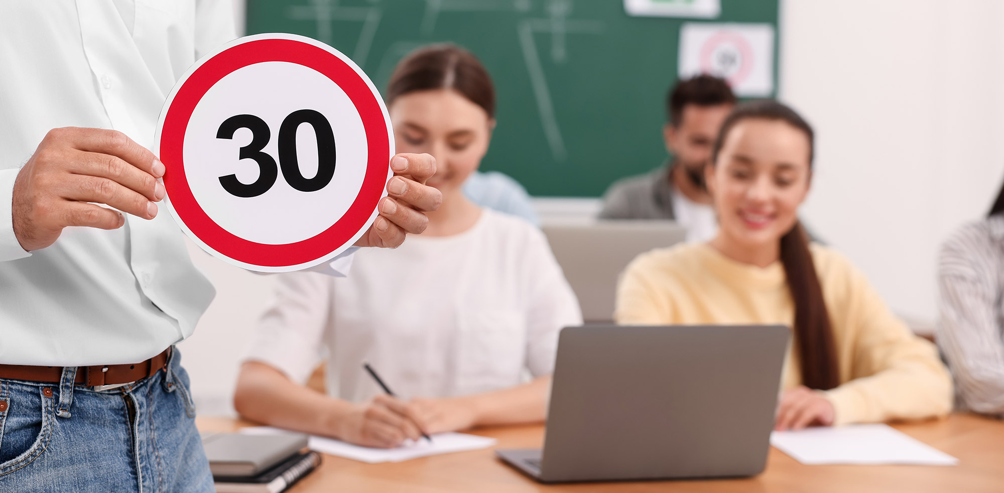 AvD Pressemeldung - Führerscheine müssen bezahlbar und Prüfungen machbar seinCopyright (c) 2023 New Africa/Shutterstock. No use without permission. (Photographer)