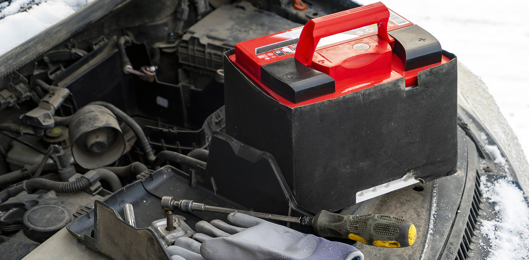Eine neue Autobatterie wird im Winter eingebautAleksei Marinchenko/Shutterstock