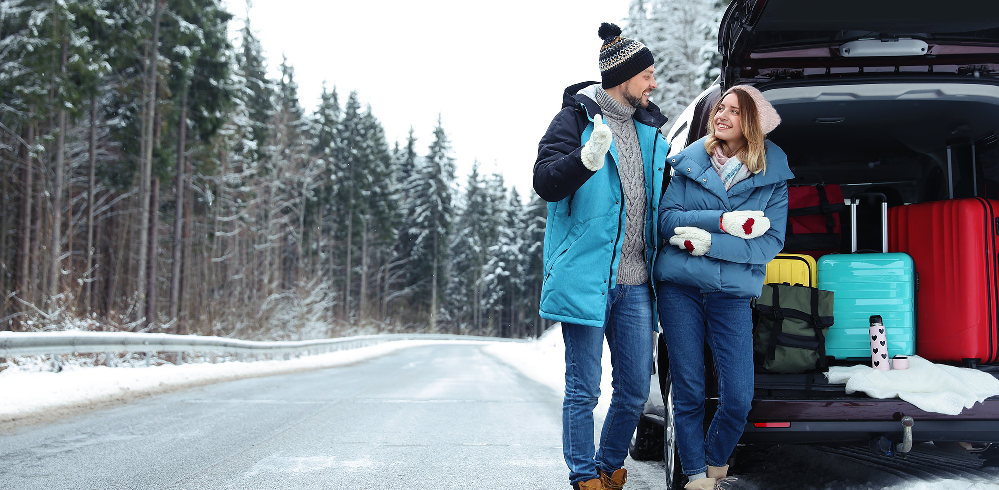AvD Pressemeldung - Familie fährt mit Auto in den Weihnachtsurlaub zum SkifahrenCopyright (c) 2019 New Africa/Shutterstock. No use without permission. (Photographer)