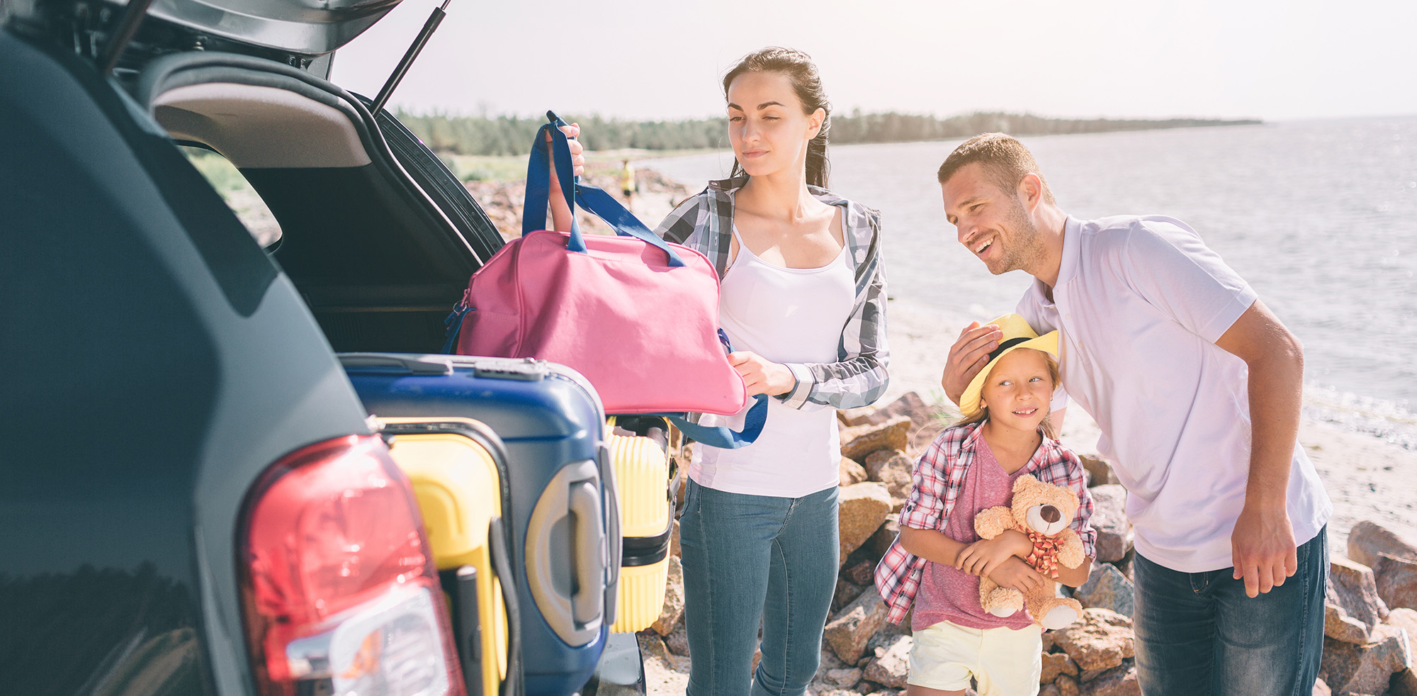 Eine Familie lädt das Auto mit Gepäck für den Sommerurlaub Eine Familie lädt das Auto mit Gepäck für den Sommerurlaub© Estrada Anton / Shutterstock.com