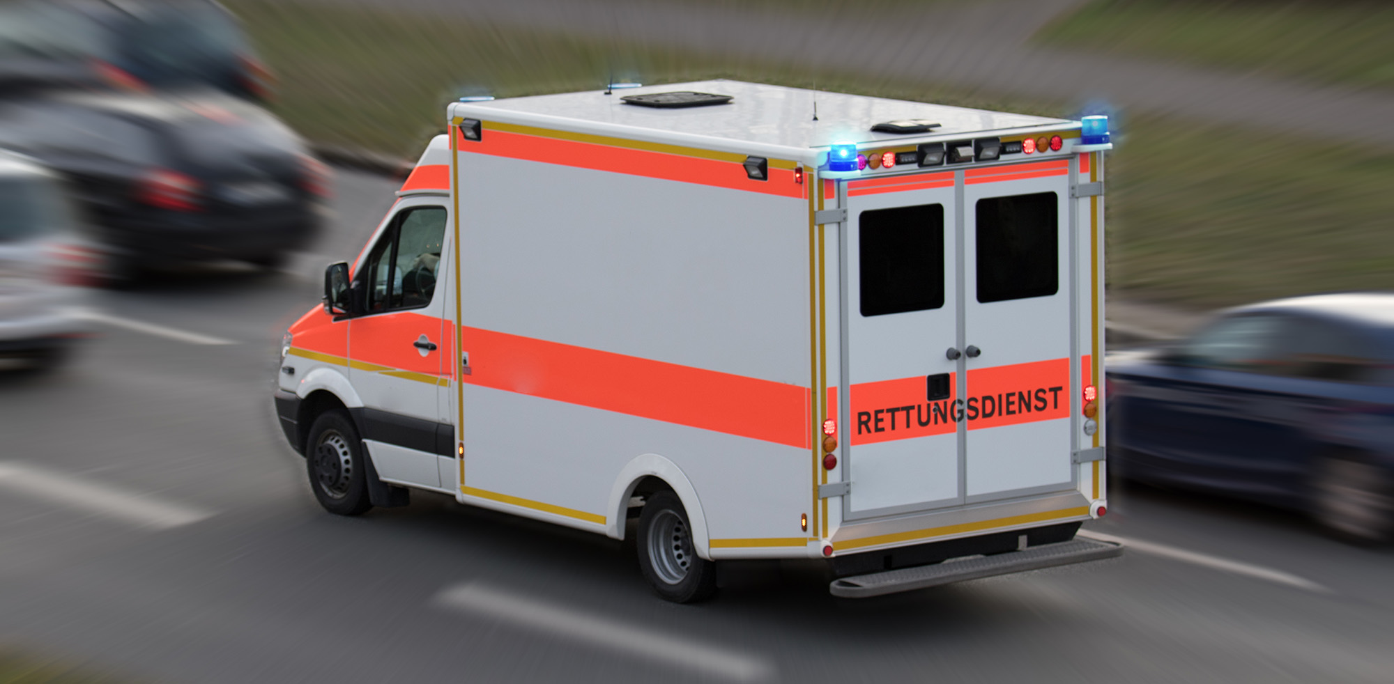 Rettungswagen auf Einsatzfahrt mit BlaulichtSimkoe / Shutterstock