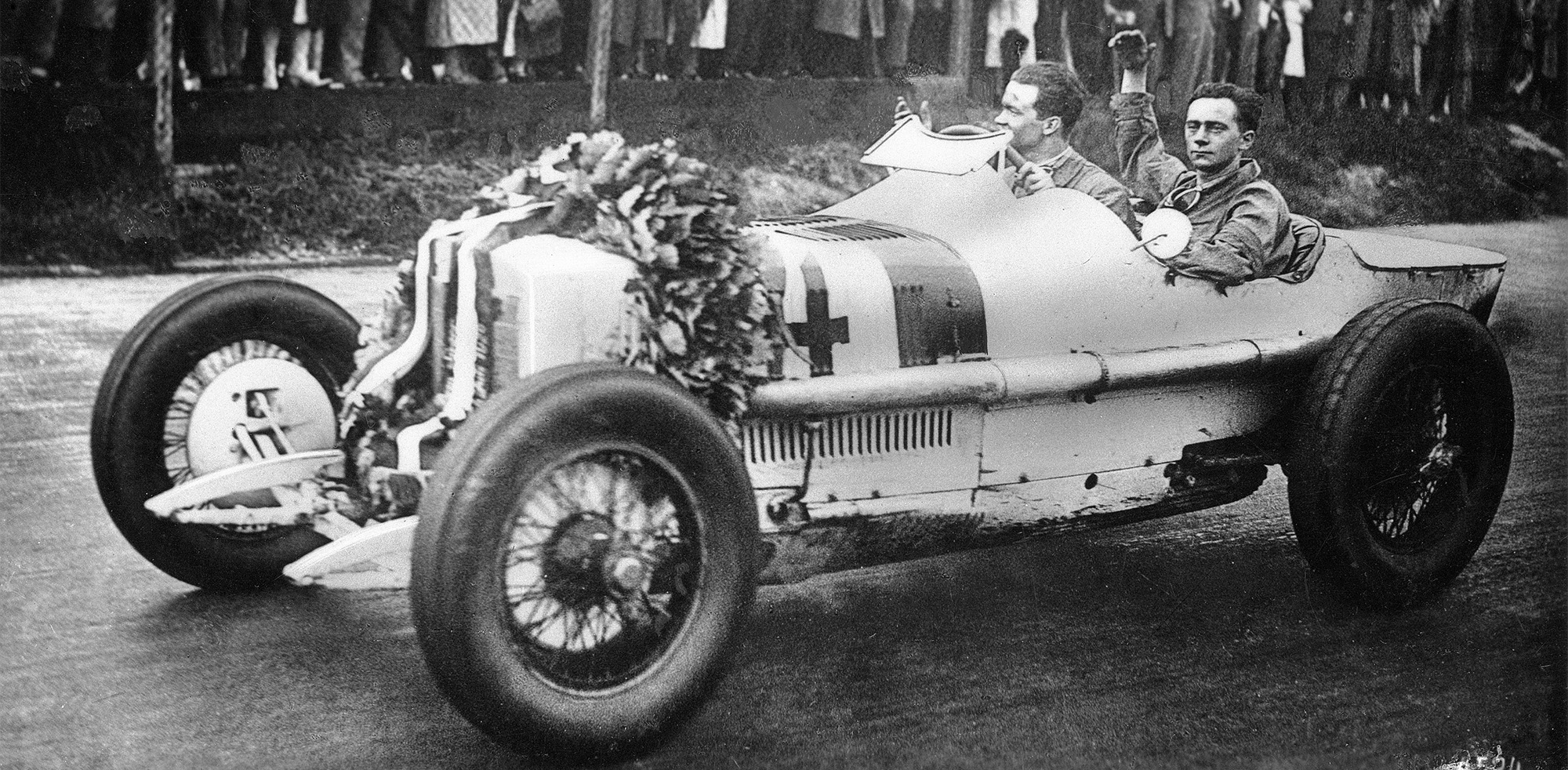 Rudolf Caracciola gemeinsam mit seinem Beifahrer Eugen Salzer © Mercedes-Benz AG